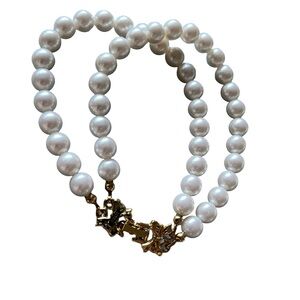 Amazing vintage Avon faux pearl bracelet